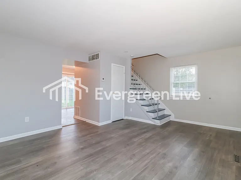 1553 Charlestown Dr — Photo 2