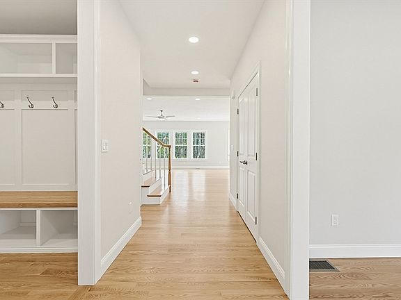 5th image of 889 Maple St