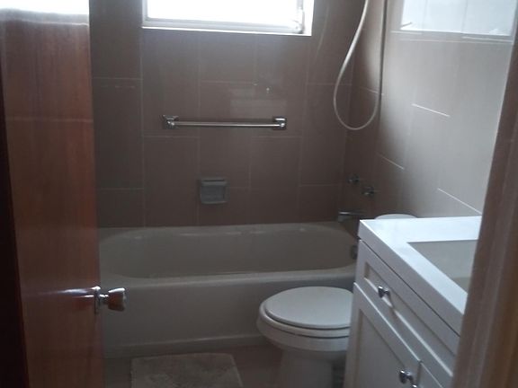 5th image of 995 NE 129th St