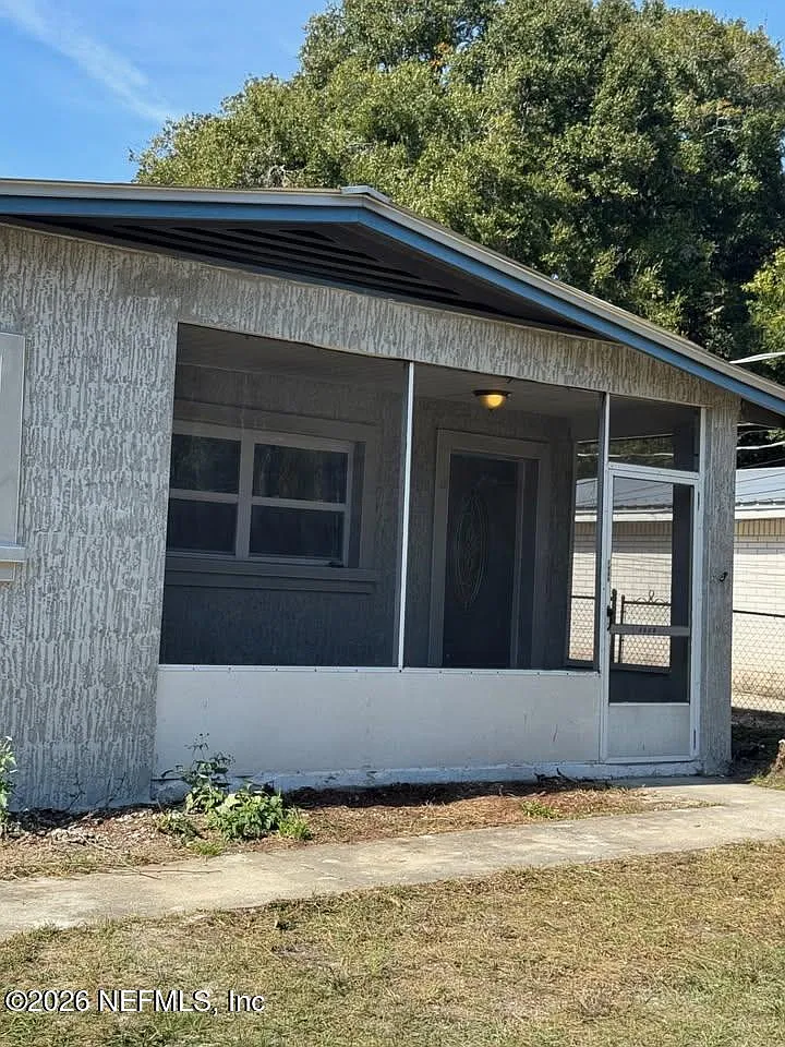 4 bed, 2.0 bath, 1000 sqft, $2,400 — Photo 1