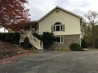 252 Racetrack Rd, Mount Hope, WV 25880