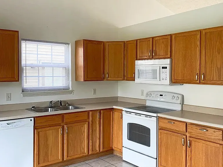 421 Fairington Ave — Photo 2