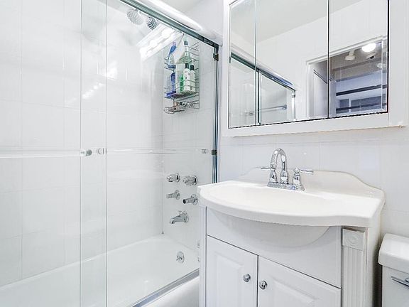 4th image of 220 E 67th St APT 5F