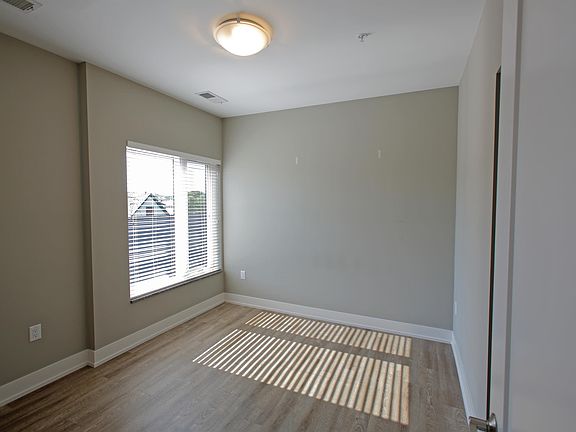 4th image of 1809 N Cambridge Ave APT 208