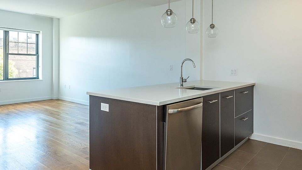 1st image of 10 Saint Pauls Pl APT 3L