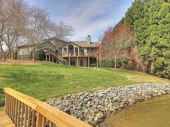 3rd image of 215 Broadbill Dr