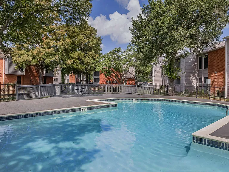 Del Lago Apartments — Photo 17