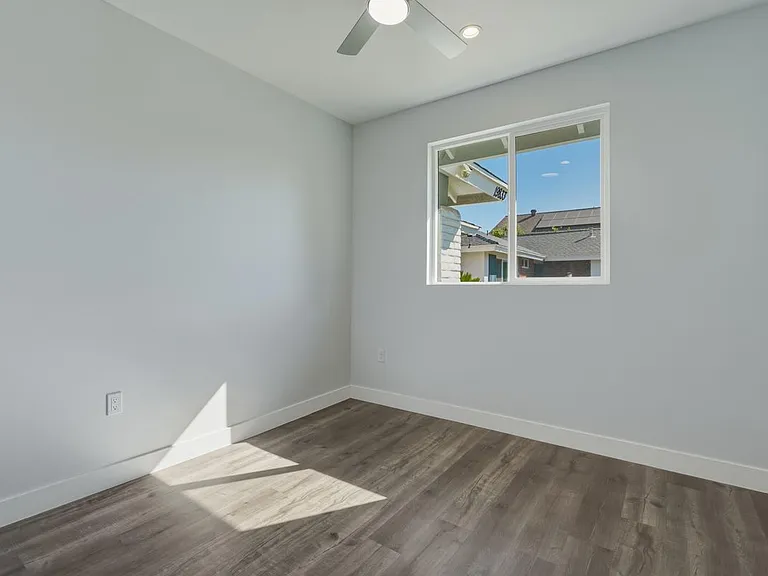 19833 Blythe St — Photo 4