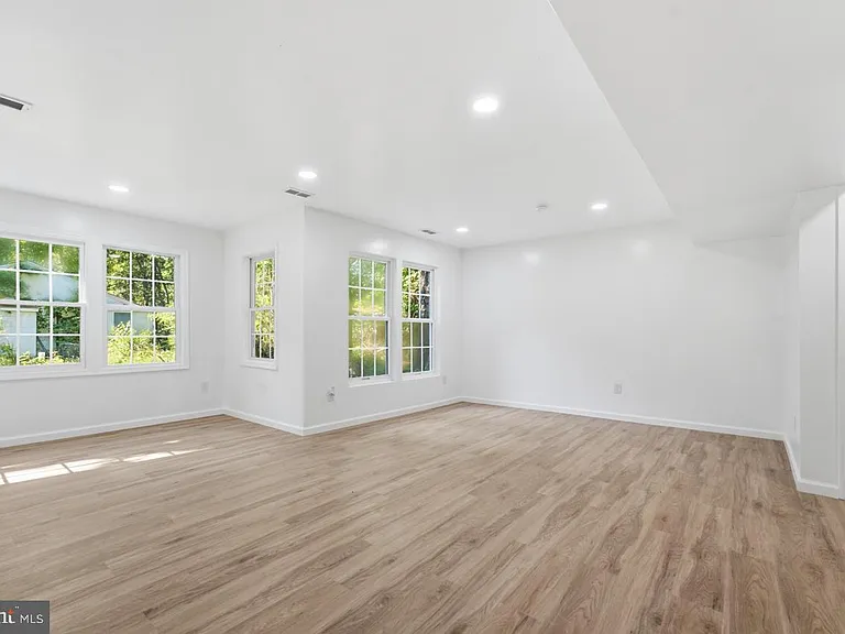 104 Hazel Dr — Photo 6