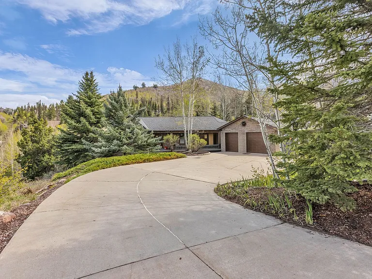 7346 Pinebrook Rd — Photo 1