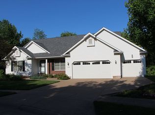 4079 Briar Ct, Bettendorf, IA 52722