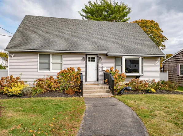30 Fairway Ave, Riverhead, NY 11901