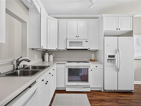 3rd image of 122 Olde Manor Ct