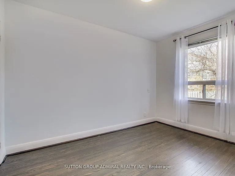 194 Cocksfield Ave #MAIN FLOOR — Photo 17