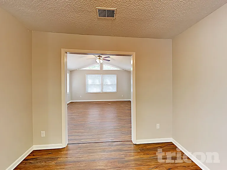 204 Winslow Way — Photo 6