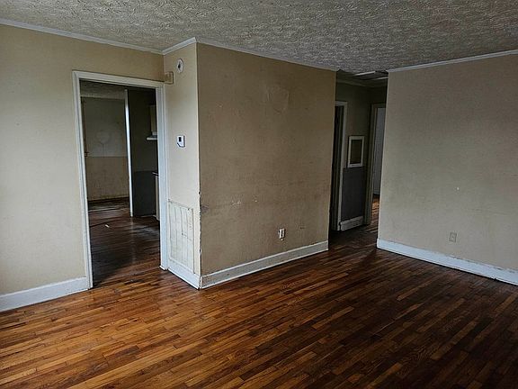 5th image of 221 S Park St