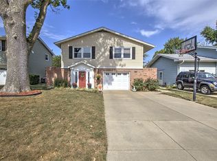 98 Ridgeway Dr, Decatur, IL 62521