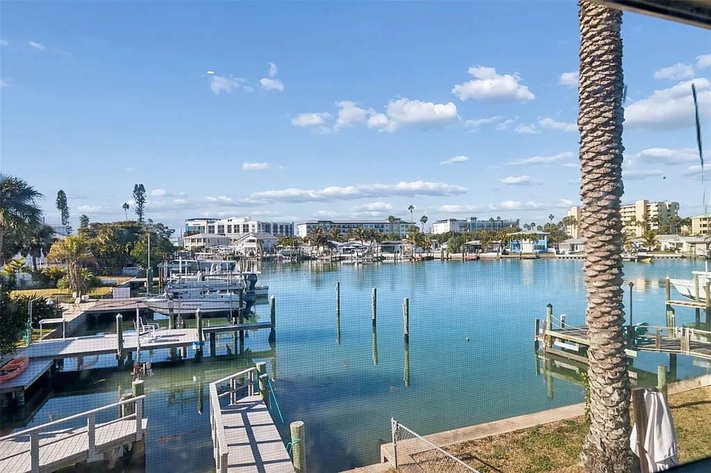 2 bed, 1.0 bath, 702 sqft, $1,995 — Photo 1