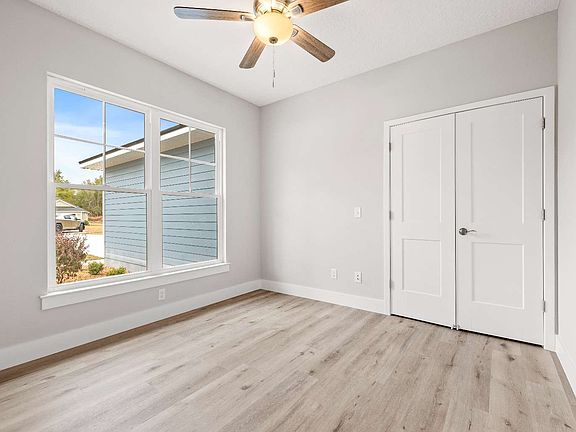 5th image of 143 NW Geranium Ct