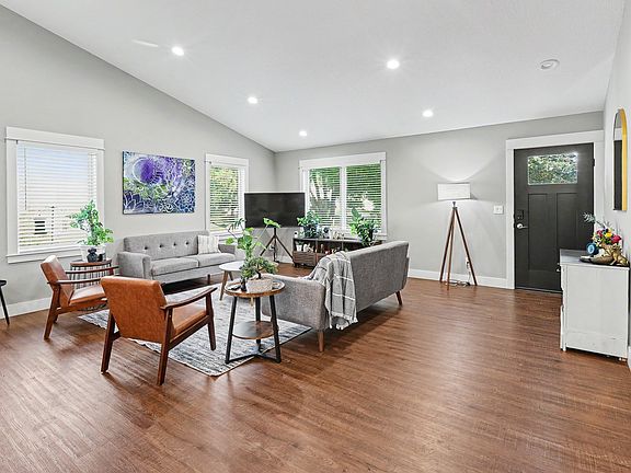 4th image of 609 1st Ave E
