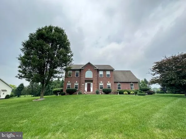 1185 N Foxpointe Dr, State College, PA 16803