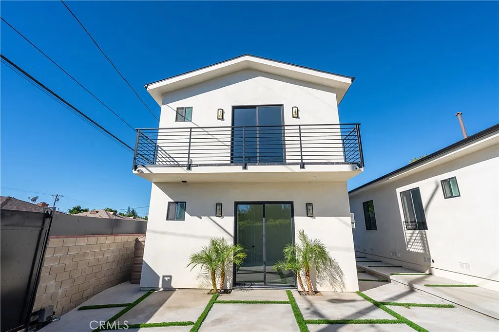 2 bed, 917 sqft, $3,000 — Photo 2