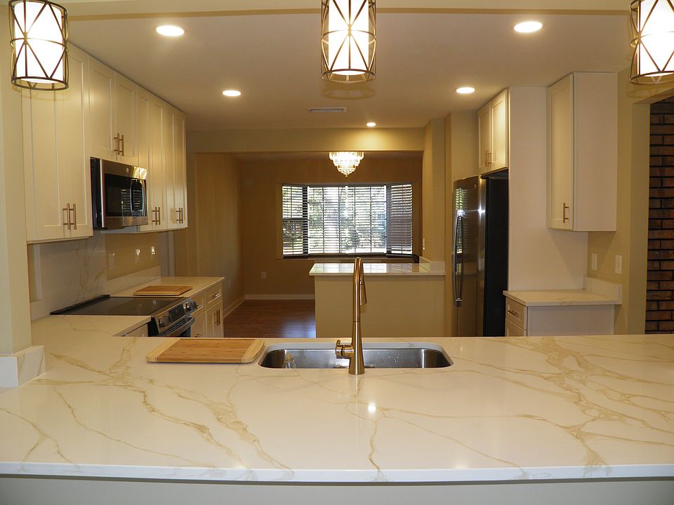 1st image of 260 Yacht Club Dr NE