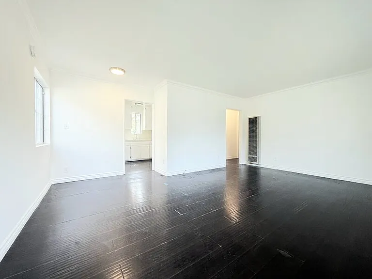 4810 Cahuenga Blvd — Photo 3