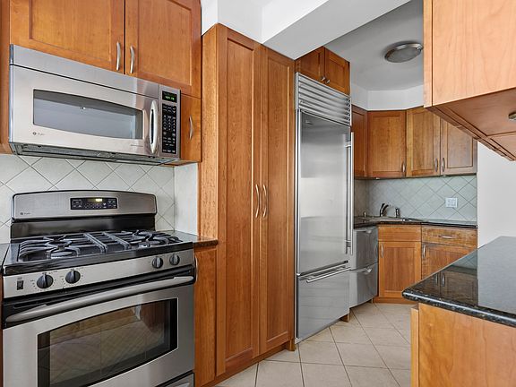 4th image of 333 E 46th St APT 6H