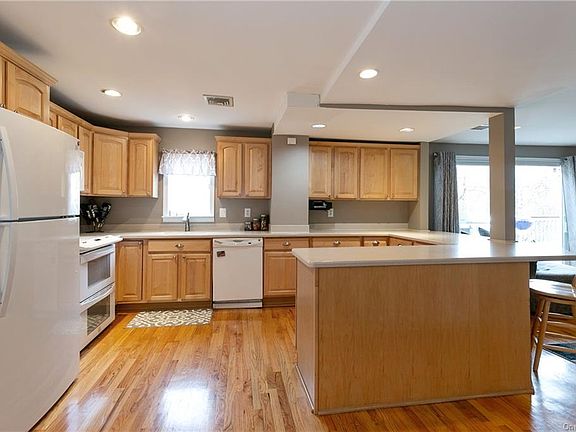 5th image of 37 Katie Ct