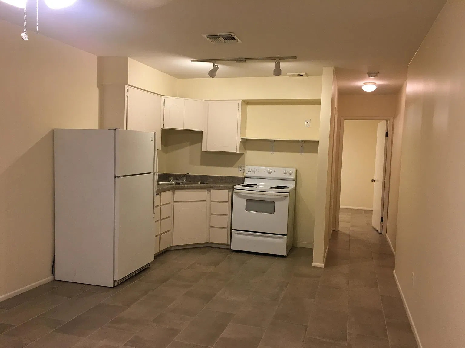 2102 W Orangewood Ave — Photo 3