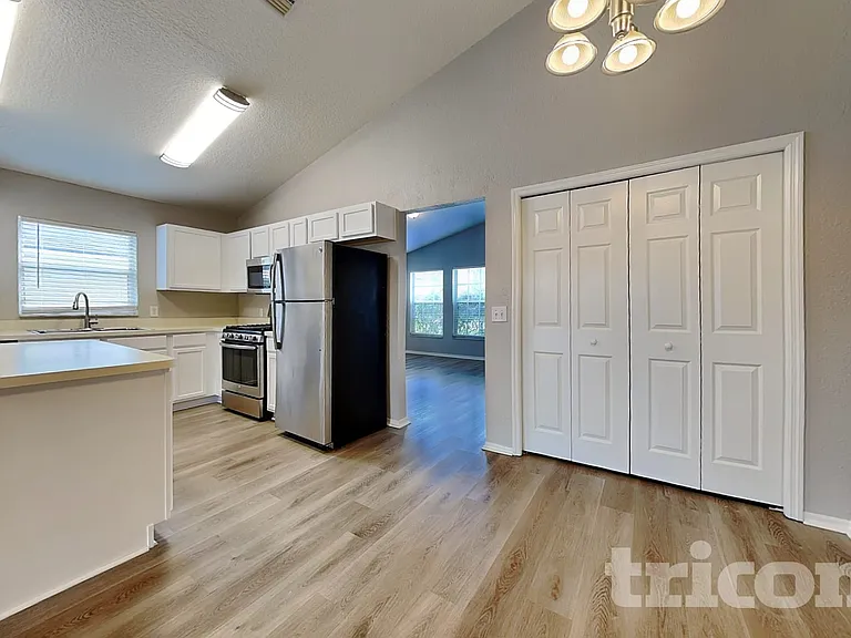 1124 Vinetree Dr — Photo 7