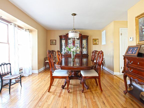 3rd image of 19 Ledgewood Cir