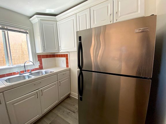 3rd image of 4069 Oakwood Ave APT 3