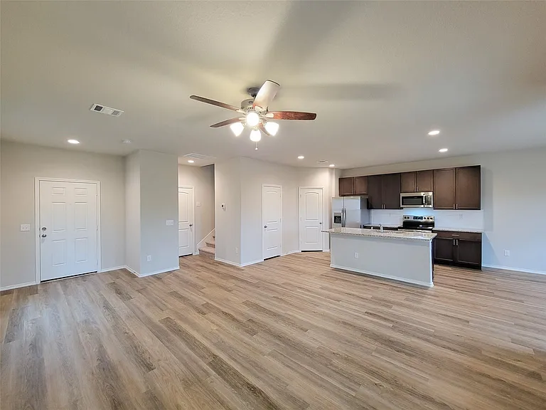 942 Amesbury Ct — Photo 4
