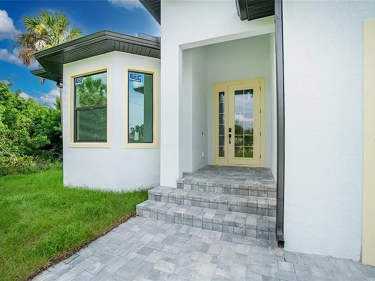 289 Albatross Rd — Photo 2