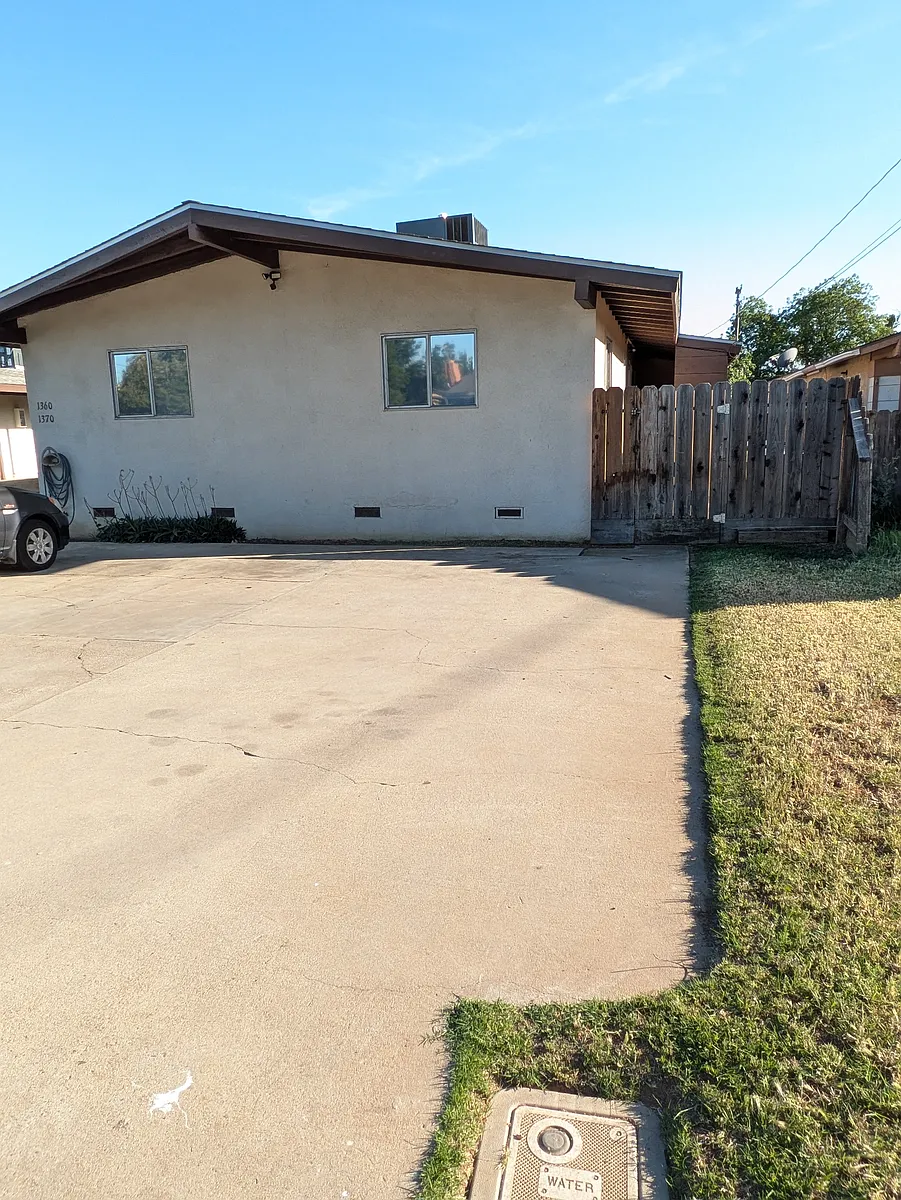 Building Photo - 1360 E 20th St #1360