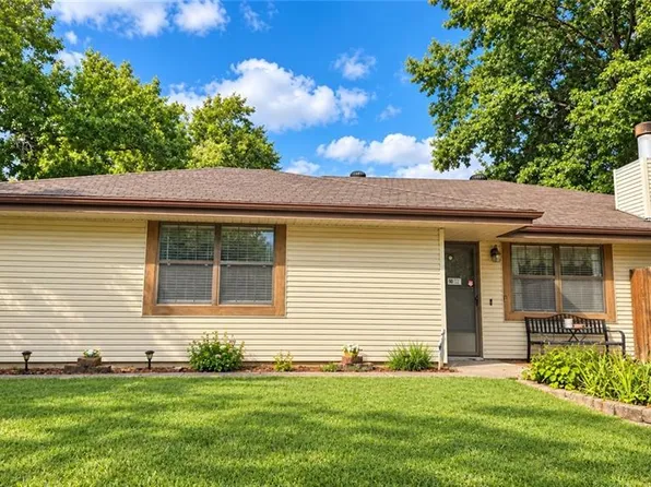 2700 NW 5th St, Blue Springs, MO 64014