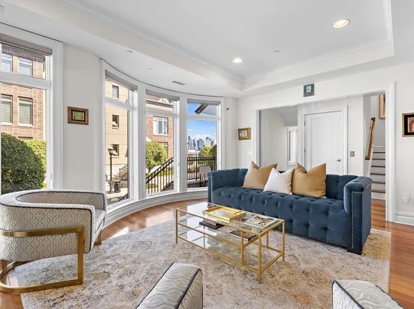 3 Oxford Lndg, Weehawken, NJ 07086