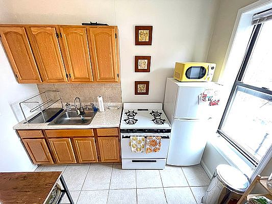 4th image of 201 E 104th St APT 5A