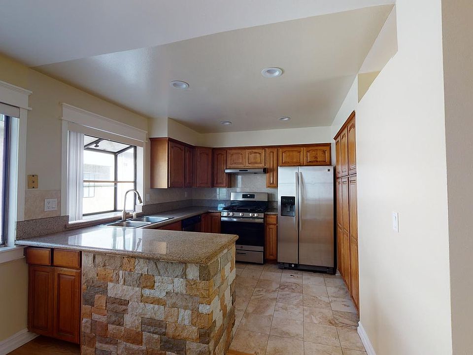 1st image of 555 W Wilson Ave