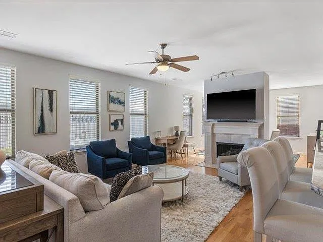 580 S Main St #204 — Photo 8