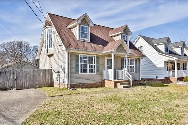 3 bed, 1080 sqft, $1,300 — Photo 2