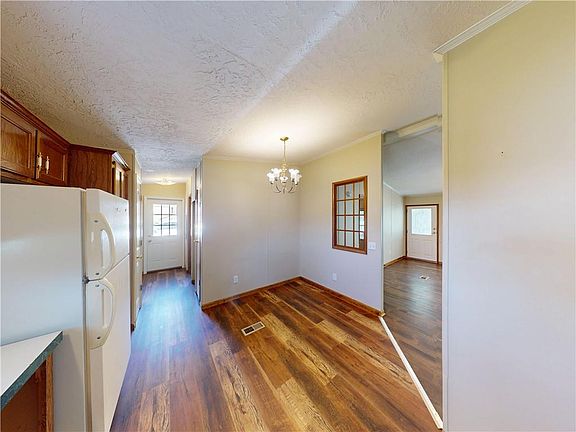 5th image of 458 E Elm St