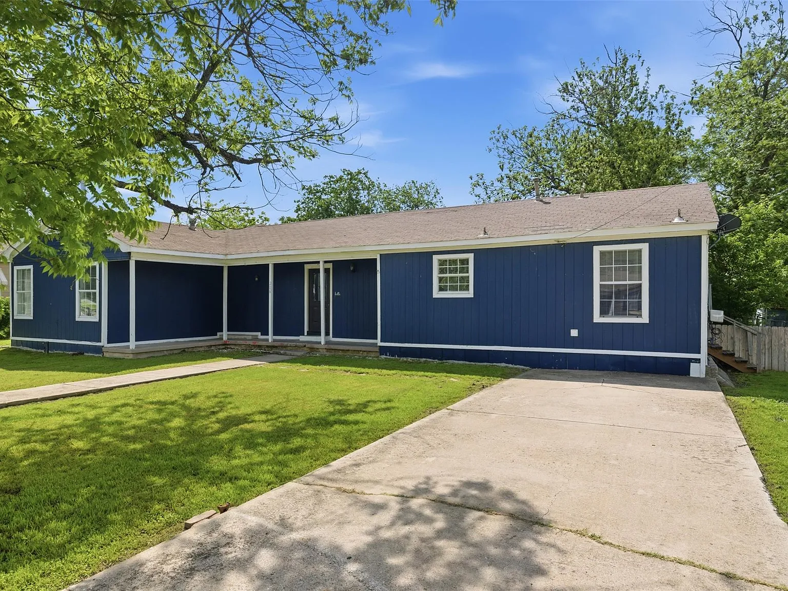 4 bed, 1.5 bath, 1960 sqft, $2,100 — Photo 2