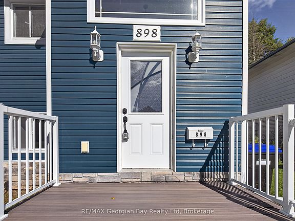 2nd image of 898 Yonge St