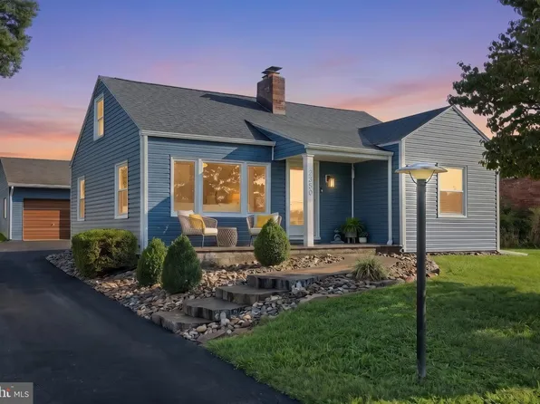 2350 Pleasant View Dr, York, PA 17406