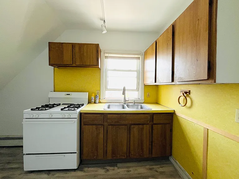 160 Penn St #3 — Photo 12