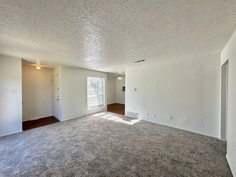 2105 Creekwood Dr — Photo 5