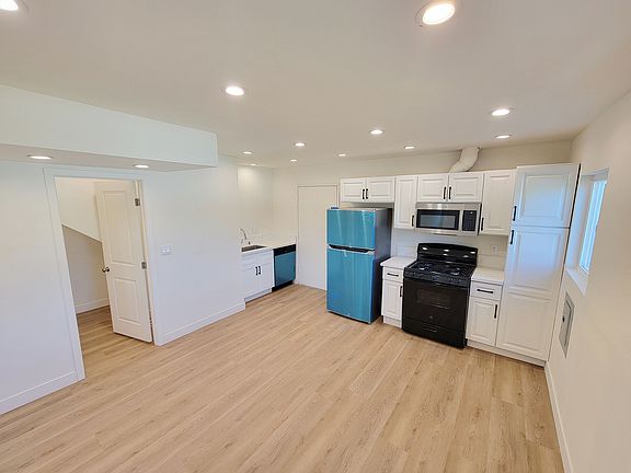 5th image of 13160 Victory Blvd #206
